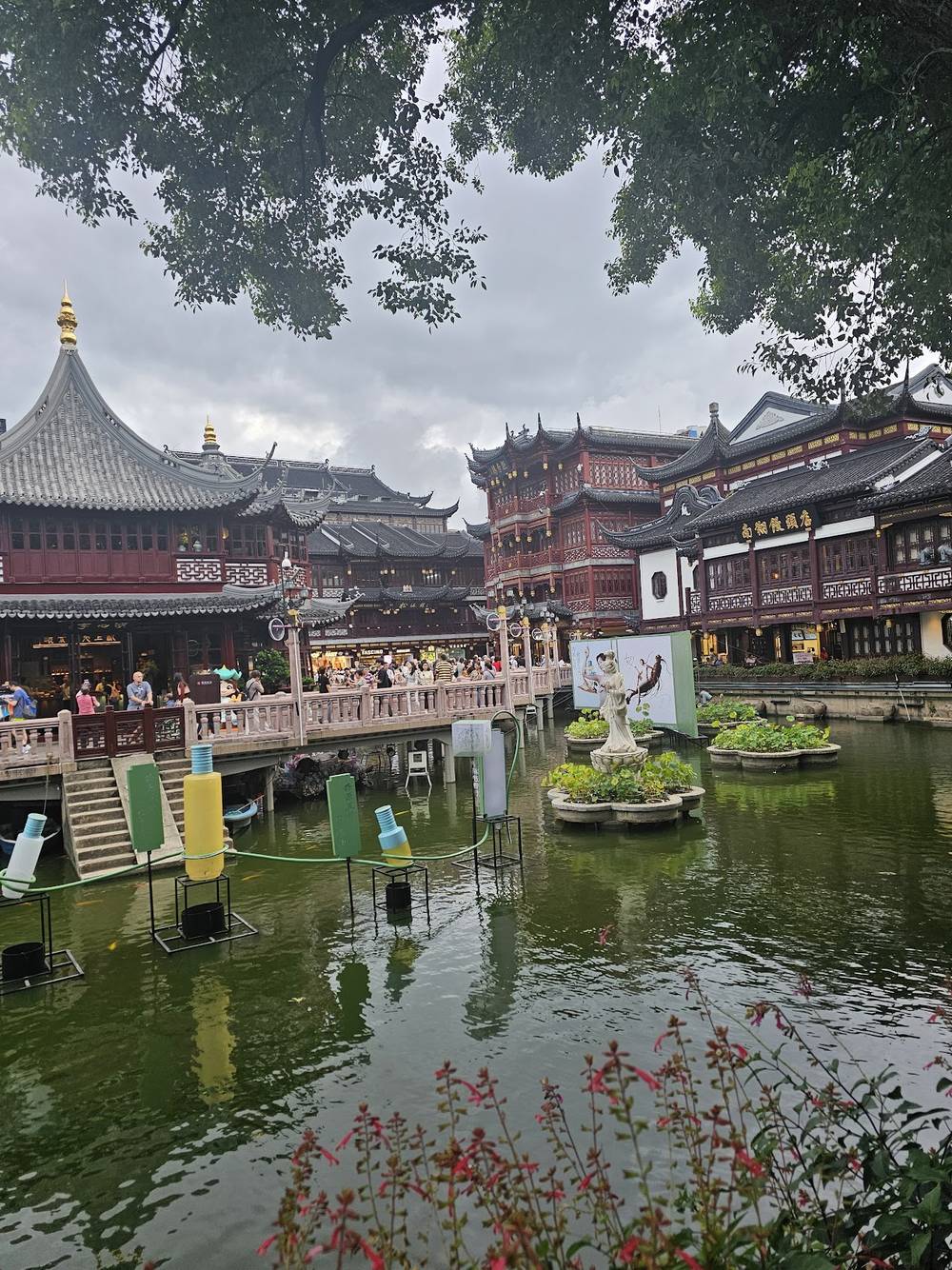 Yu Gardens - moderno vs antiguo Yu Gardens - moderno vs antiguo
